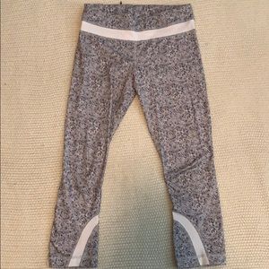 Lululemon cropped wunder under pattern leggings.